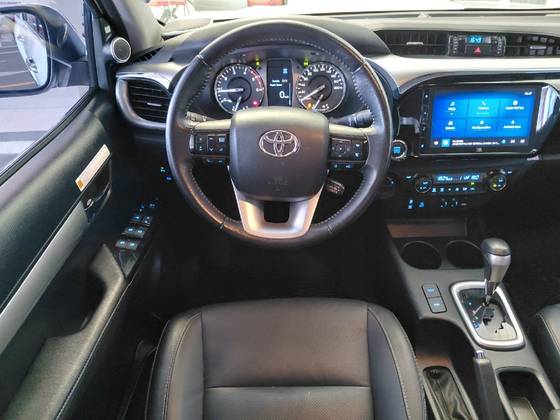 TOYOTA HILUX 2.8 D-4D TURBO DIESEL CD SRX 4X4 AUTOMÁTICO